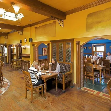 Hamlet Court فندق