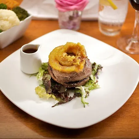 Hamlet Court 3* Johnstown Bridge